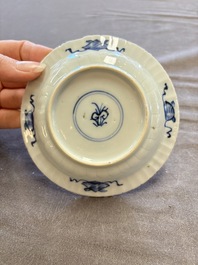 A large collection of 33 Chinese blue, white and Imari-style cups and 43 saucers, 17/19th C.