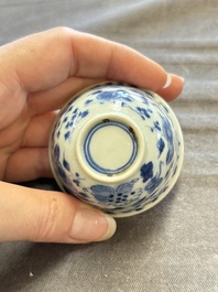 A large collection of 33 Chinese blue, white and Imari-style cups and 43 saucers, 17/19th C.