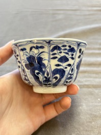 A large collection of 33 Chinese blue, white and Imari-style cups and 43 saucers, 17/19th C.
