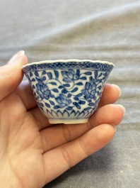 A large collection of 33 Chinese blue, white and Imari-style cups and 43 saucers, 17/19th C.