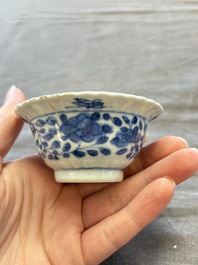 A large collection of 25 sets of Chinese blue, white and Imari-style cups and saucers, Kangxi/Qianlong