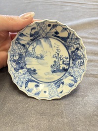 A large collection of 33 Chinese blue, white and Imari-style cups and 43 saucers, 17/19th C.