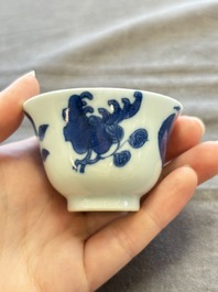 A large collection of 33 Chinese blue, white and Imari-style cups and 43 saucers, 17/19th C.