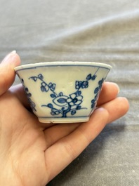 A large collection of 33 Chinese blue, white and Imari-style cups and 43 saucers, 17/19th C.