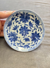 A large collection of 33 Chinese blue, white and Imari-style cups and 43 saucers, 17/19th C.