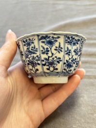 A large collection of 33 Chinese blue, white and Imari-style cups and 43 saucers, 17/19th C.