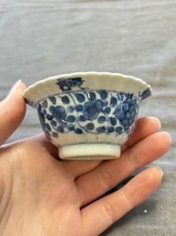 A large collection of 25 sets of Chinese blue, white and Imari-style cups and saucers, Kangxi/Qianlong