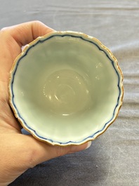 A large collection of 33 Chinese blue, white and Imari-style cups and 43 saucers, 17/19th C.