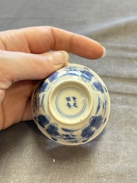 A large collection of 33 Chinese blue, white and Imari-style cups and 43 saucers, 17/19th C.