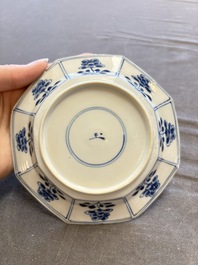 A large collection of 33 Chinese blue, white and Imari-style cups and 43 saucers, 17/19th C.