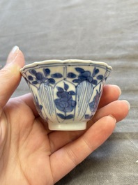 A large collection of 25 sets of Chinese blue, white and Imari-style cups and saucers, Kangxi/Qianlong