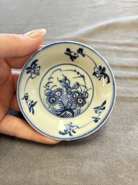A large collection of 33 Chinese blue, white and Imari-style cups and 43 saucers, 17/19th C.