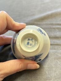 A large collection of 33 Chinese blue, white and Imari-style cups and 43 saucers, 17/19th C.