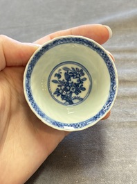 A large collection of 33 Chinese blue, white and Imari-style cups and 43 saucers, 17/19th C.