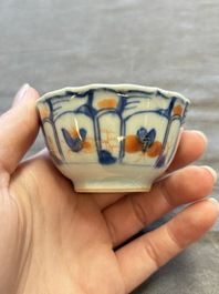 A large collection of 25 sets of Chinese blue, white and Imari-style cups and saucers, Kangxi/Qianlong