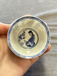 A large collection of 33 Chinese blue, white and Imari-style cups and 43 saucers, 17/19th C.
