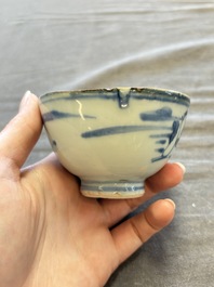 A large collection of 33 Chinese blue, white and Imari-style cups and 43 saucers, 17/19th C.