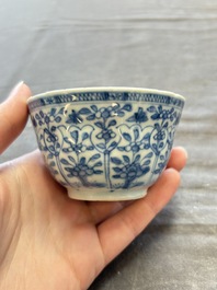 A large collection of 25 sets of Chinese blue, white and Imari-style cups and saucers, Kangxi/Qianlong
