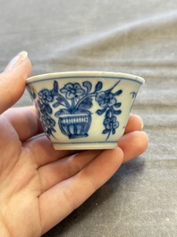 A large collection of 33 Chinese blue, white and Imari-style cups and 43 saucers, 17/19th C.