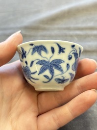 A large collection of 33 Chinese blue, white and Imari-style cups and 43 saucers, 17/19th C.
