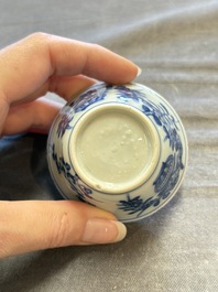 A large collection of 33 Chinese blue, white and Imari-style cups and 43 saucers, 17/19th C.