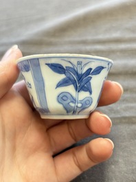 A large collection of 33 Chinese blue, white and Imari-style cups and 43 saucers, 17/19th C.