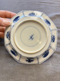 A large collection of 33 Chinese blue, white and Imari-style cups and 43 saucers, 17/19th C.