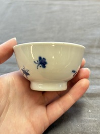 A large collection of 25 sets of Chinese blue, white and Imari-style cups and saucers, Kangxi/Qianlong