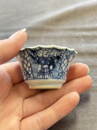 A large collection of 33 Chinese blue, white and Imari-style cups and 43 saucers, 17/19th C.