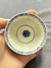 A large collection of 33 Chinese blue, white and Imari-style cups and 43 saucers, 17/19th C.