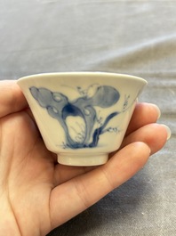 A large collection of 33 Chinese blue, white and Imari-style cups and 43 saucers, 17/19th C.