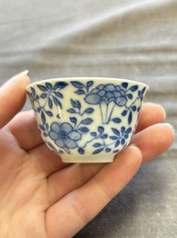 A large collection of 33 Chinese blue, white and Imari-style cups and 43 saucers, 17/19th C.
