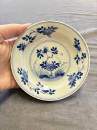 A large collection of 33 Chinese blue, white and Imari-style cups and 43 saucers, 17/19th C.