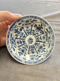 A large collection of 33 Chinese blue, white and Imari-style cups and 43 saucers, 17/19th C.