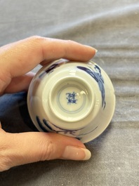 A large collection of 33 Chinese blue, white and Imari-style cups and 43 saucers, 17/19th C.
