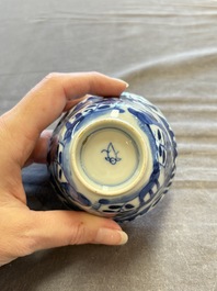 A large collection of 33 Chinese blue, white and Imari-style cups and 43 saucers, 17/19th C.