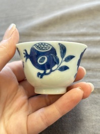 A large collection of 33 Chinese blue, white and Imari-style cups and 43 saucers, 17/19th C.
