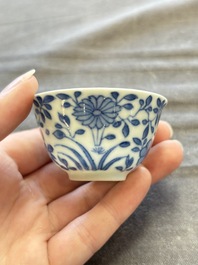 A large collection of 33 Chinese blue, white and Imari-style cups and 43 saucers, 17/19th C.