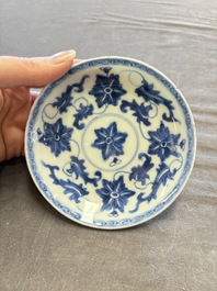 A large collection of 33 Chinese blue, white and Imari-style cups and 43 saucers, 17/19th C.