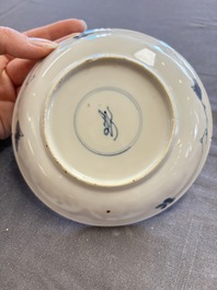 A large collection of 33 Chinese blue, white and Imari-style cups and 43 saucers, 17/19th C.