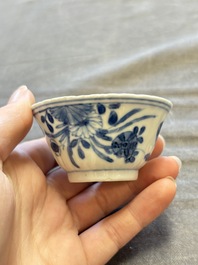 A large collection of 33 Chinese blue, white and Imari-style cups and 43 saucers, 17/19th C.