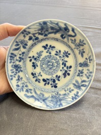 A large collection of 33 Chinese blue, white and Imari-style cups and 43 saucers, 17/19th C.