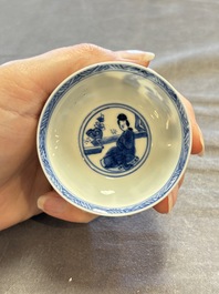 A large collection of 33 Chinese blue, white and Imari-style cups and 43 saucers, 17/19th C.