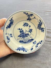 A large collection of 33 Chinese blue, white and Imari-style cups and 43 saucers, 17/19th C.