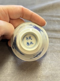 A large collection of 33 Chinese blue, white and Imari-style cups and 43 saucers, 17/19th C.