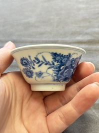 A large collection of 25 sets of Chinese blue, white and Imari-style cups and saucers, Kangxi/Qianlong