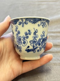 A large collection of 33 Chinese blue, white and Imari-style cups and 43 saucers, 17/19th C.