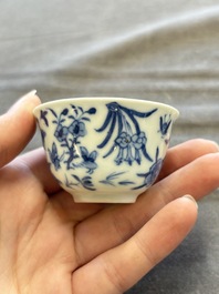 A large collection of 33 Chinese blue, white and Imari-style cups and 43 saucers, 17/19th C.