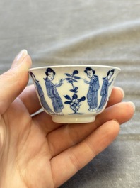 A large collection of 33 Chinese blue, white and Imari-style cups and 43 saucers, 17/19th C.
