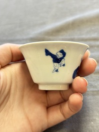 A large collection of 33 Chinese blue, white and Imari-style cups and 43 saucers, 17/19th C.